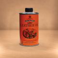 Carr & Day & Martin Leather Oil 300 ml su sfondo beige