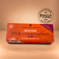 Belvoir Tack Conditioner Bar Soap su sfondo beige