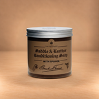 Brecknell Turner Saddle & Leather Conditioning Soap 500 ml su sfondo beige