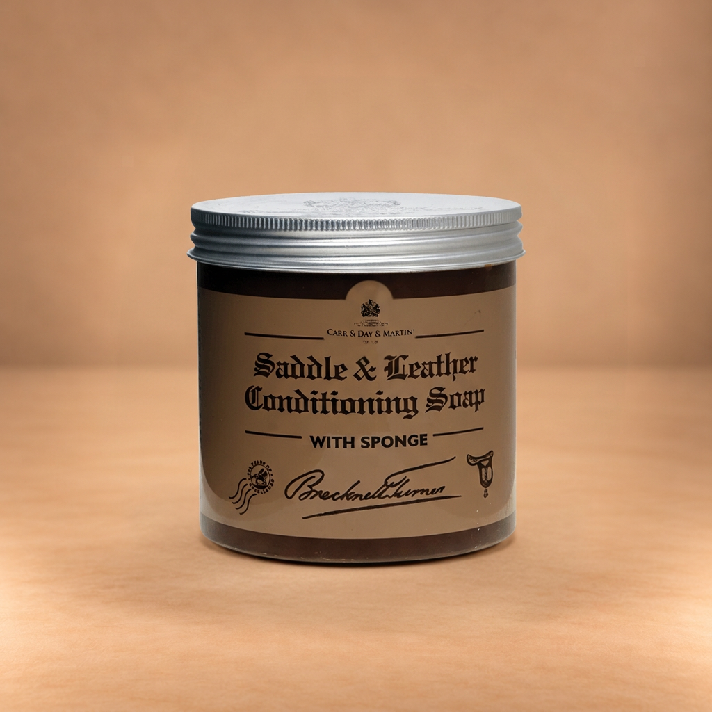 Brecknell Turner Saddle & Leather Conditioning Soap 500 ml su sfondo beige
