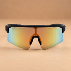 Occhiali Equestro Soleil Black Matt Gold su sfondo beige