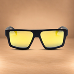 Occhiali Equestro Sunniva Black Matt Gold su sfondo beige